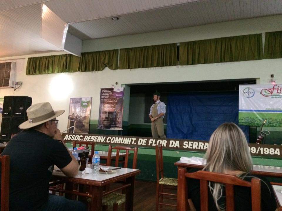 Aplicação do Véritas, Fistarol e Bayer, FUNDEC-FLor da Serra-Realeza-PR, com comediante Juca Bala